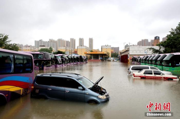 2021年7月21日，暴雨導(dǎo)致城區(qū)積水嚴重。 <a target='_blank' href='http://www.chinanews.com/'>中新社</a>發(fā) 王中舉 攝 圖片來源：CNSPHOTO