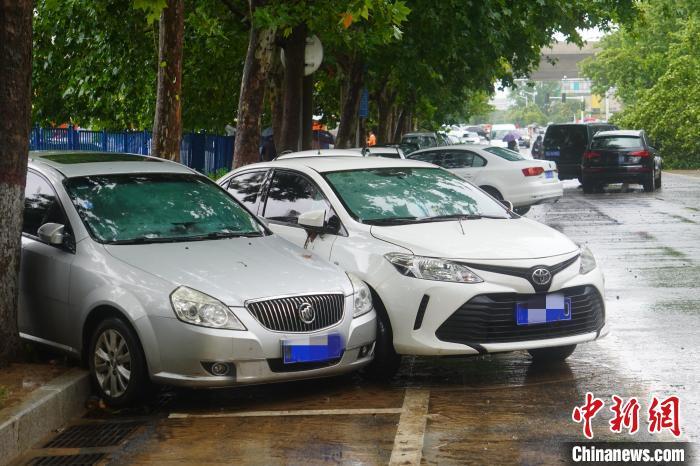 鄭州街頭因暴雨受損的車輛?！Ⅸi 攝